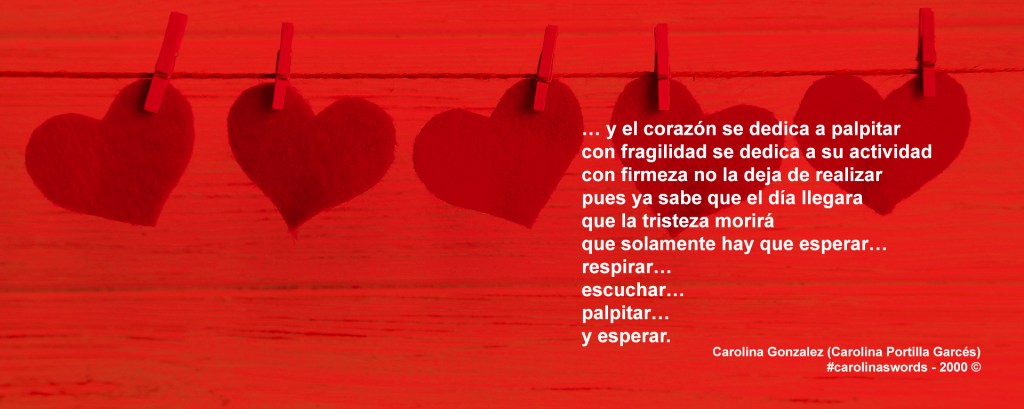 Corazones de papel rojo, colgados.